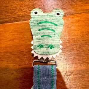 Alligator pacifier clip
